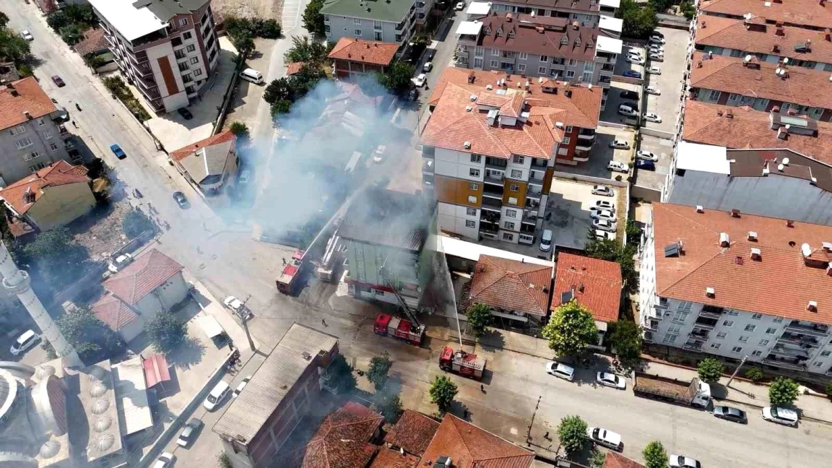 Tokat’ta 4 Katlı Binanın Çatı Katında Yangın Çıktı